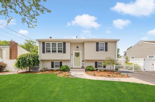 25 Gateway Ct, Warwick, RI 02889 exterior