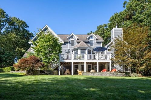 40 Taggart Ct, East-Greenwich, RI 02818 exterior