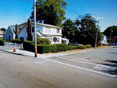 1046 Riverside Ave, Somerset, MA 02726 exterior