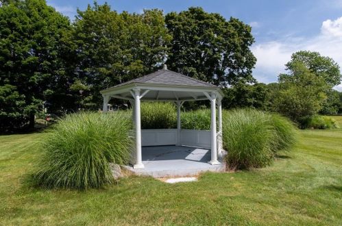 1392 Main Rd, Tiverton, RI 02878 exterior