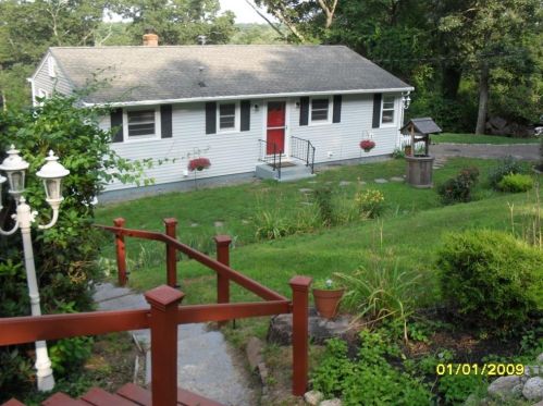 695 Knotty Oak Rd, Coventry, RI 02816 exterior