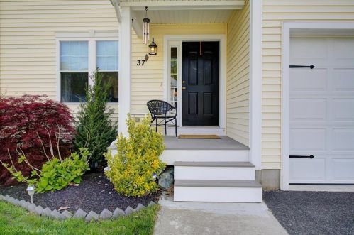 37 Hickory Rd, Cumberland, RI 02864 exterior
