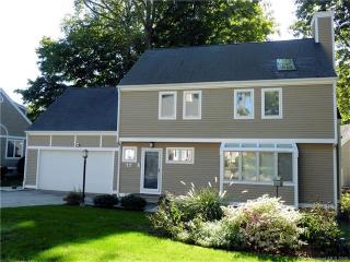 17 Hunting Ridge Farms Rd, Branford, CT 06405 exterior