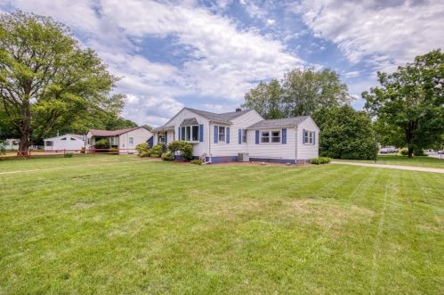 4 Miami St, South Hadley, MA 01075 exterior