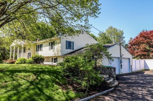 14 Surrey Dr, Brookfield-Center, CT 06804 exterior