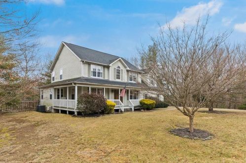 5 Stratford Ct, West-Greenwich, RI 02817 exterior