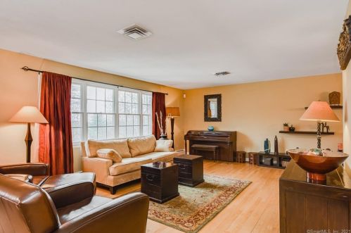 74 Avondale Rd, Hartford, CT 06117 exterior