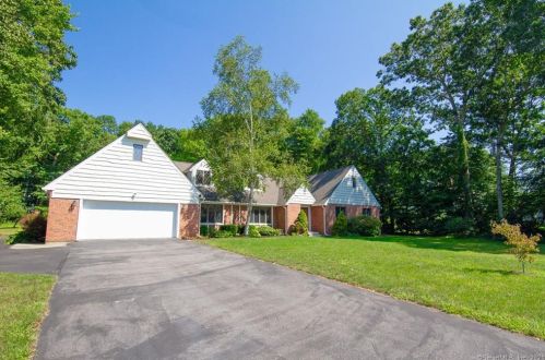 17 Village Dr, East Lyme, CT 06333 exterior