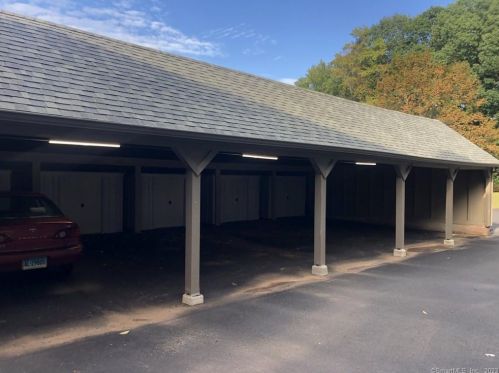 48 Hitching Post Ln, Glastonbury, CT 06033 exterior