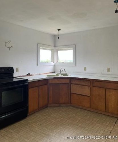 83 Gleason St, Thomaston, ME 04861 exterior