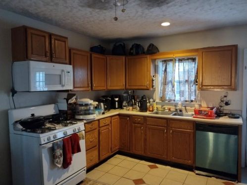 34 Mailloux St, Woonsocket, RI 02895 exterior