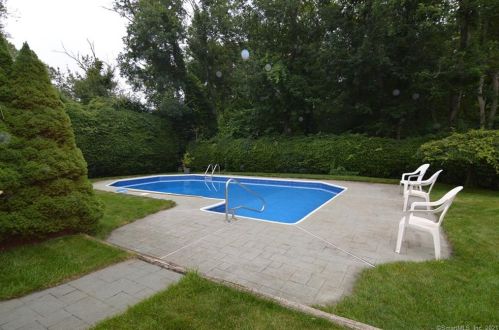 24 Sylvia Ln, Waterbury, CT 06705 exterior