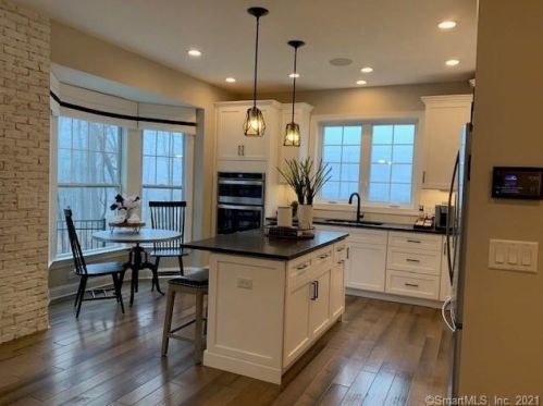 32 Hunting Ridge Ln, Bethel, CT exterior