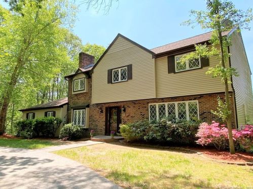 13 Devonshire Dr, Gales Ferry, CT 06335 exterior