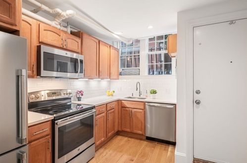 21 Temple St, Roxbury-Xing, MA 02114 exterior
