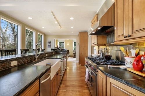 43 Overbrook Dr, Wellesley, MA 02482 exterior