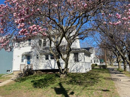 135 Arcadia Ave, Bridgeport, CT 06604 exterior