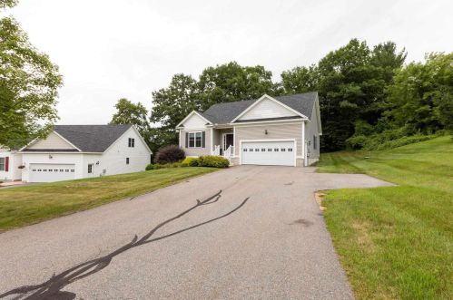 2 Sugar Plum Ln, Londonderry, NH 03053 exterior