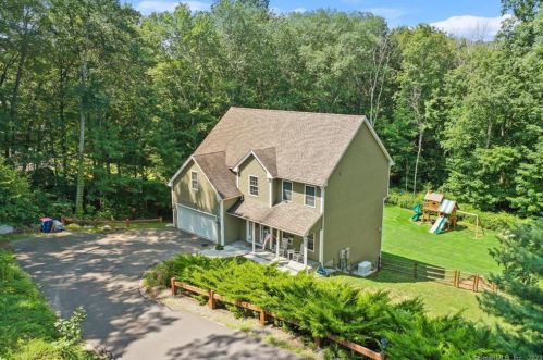 325 Turkey Roost Rd, Upper Stepney, CT 06468 exterior