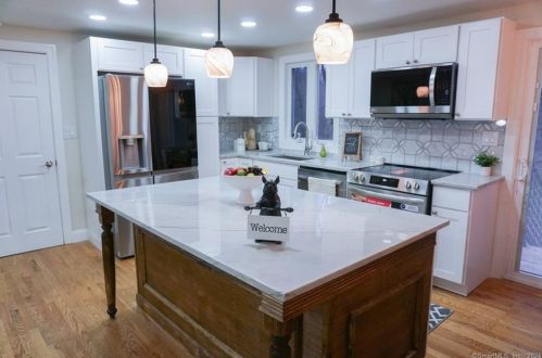 274 Hilton Dr, Wapping, CT 06074 exterior