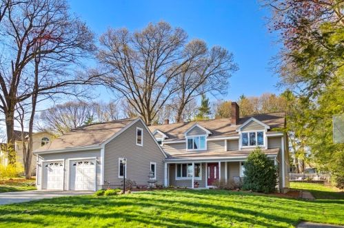 55 Pillings Pond Rd, Lynnfield, MA 01940 exterior