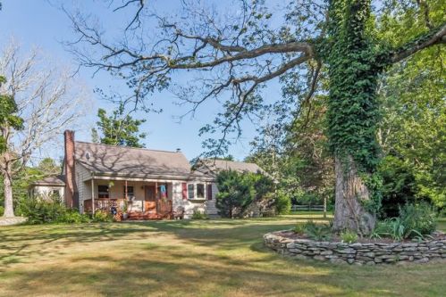15 Winthrop Rd, Chester, CT 06412 exterior