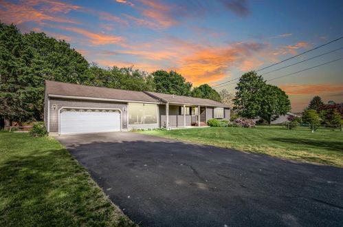 69 Roseland Ter, Tiverton, RI 02878 exterior