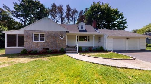 7 Deerwood Mnr, Norwalk, CT 06851 exterior