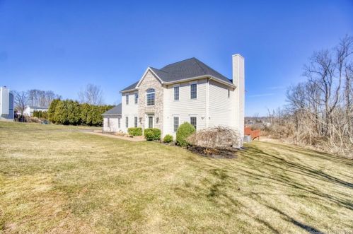 19 Jersey Dr, North Haven, CT 06473 exterior