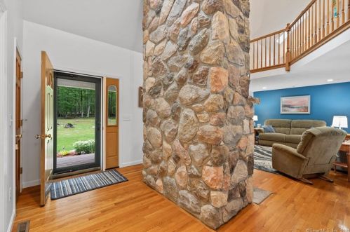 10 Wolf Ridge Gap, Gales Ferry, CT 06339 exterior