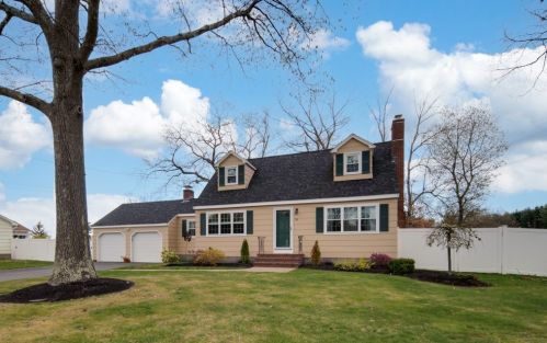 18 Hunters Ln, Nashua, NH 03063 exterior