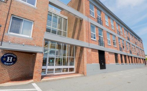 1 Commercial Blvd, Middletown, RI 02842 exterior