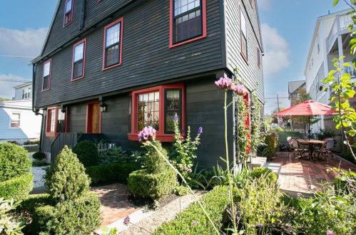 1 Sharon Ct, Newport, RI 02840 exterior