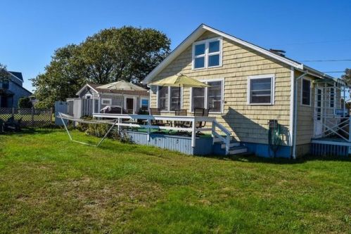 4 1St St, Horseneck Beach, MA 02790 exterior