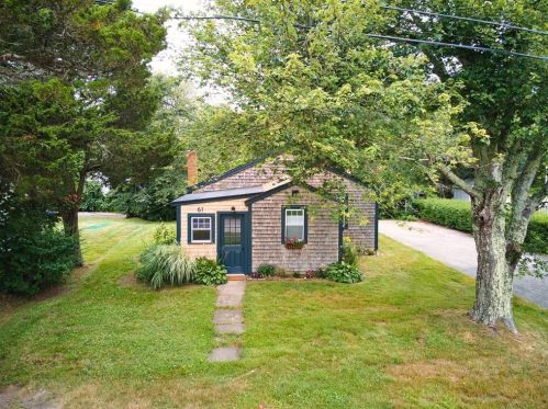 61 Maplehurst Dr, South Kingstown, RI 02882 exterior