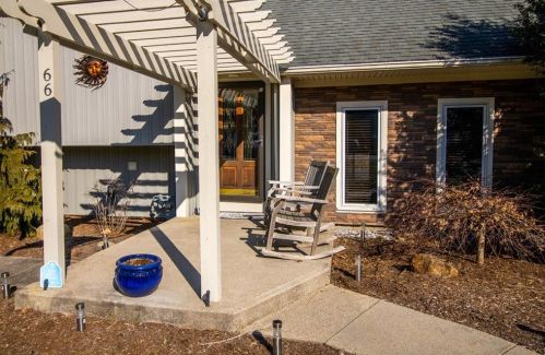 66 Newcastle Dr, East Greenwich, RI 02818 exterior