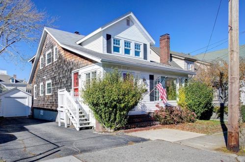 27 Vaughan Ave, Newport, RI 02840 exterior