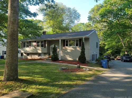 26 Inchcliffe Dr, Gales Ferry, CT 06335 exterior