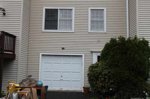 16 Summit Cmns, Derby, CT 06418 exterior