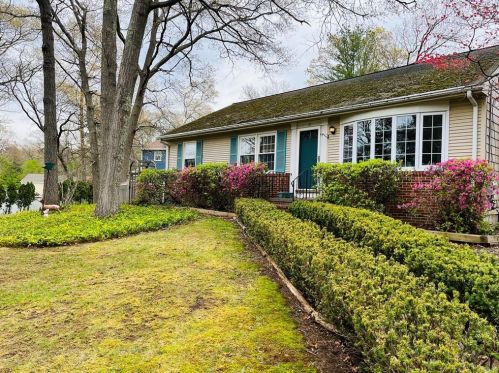 31 Bishop Dr, Cumberland, RI 02864 exterior