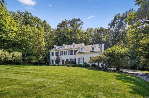 6 Chelsea Dr, Danbury, CT 06811 exterior