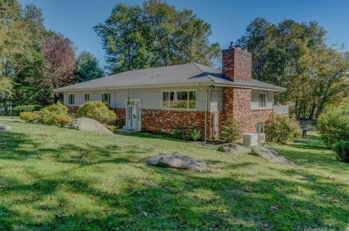 11 Twin Circle Dr, Bridgeport, CT 06611 exterior