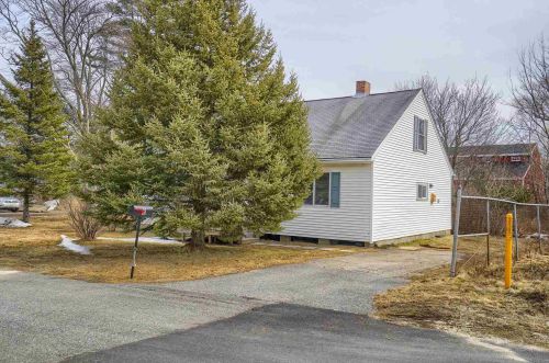 8 Wentworth Ter, Dover, NH 03820 exterior