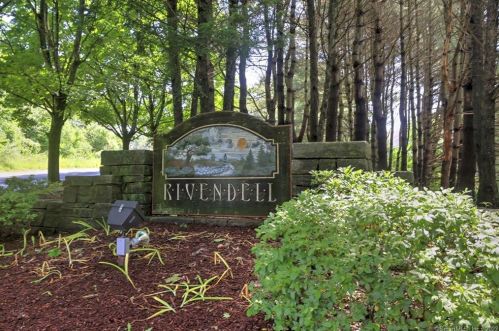 136 Morningside Ct, Huntington, CT 06484 exterior