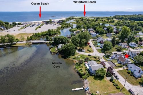 37 Shore Dr, Waterford, CT 06385 exterior