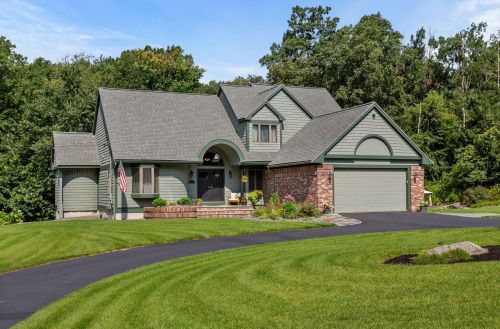 22 Debbie Dr, Pelham, NH 03076 exterior