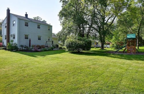 229 Nejako Dr, Middletown, CT 06457 exterior