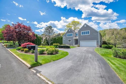 59 Twin Lakes Dr, Waterford, CT 06385 exterior