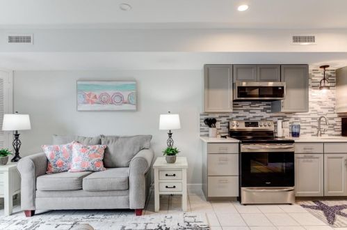 126 Swinburne Row, Newport, RI 02840 exterior