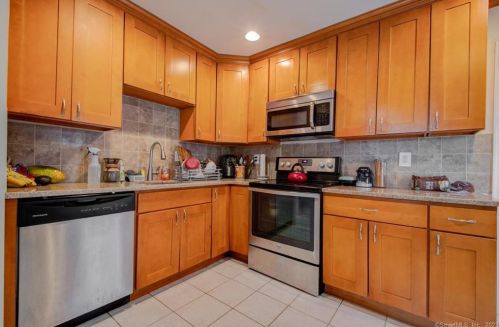 95 Oxford Dr, Hartford, CT 06118 exterior